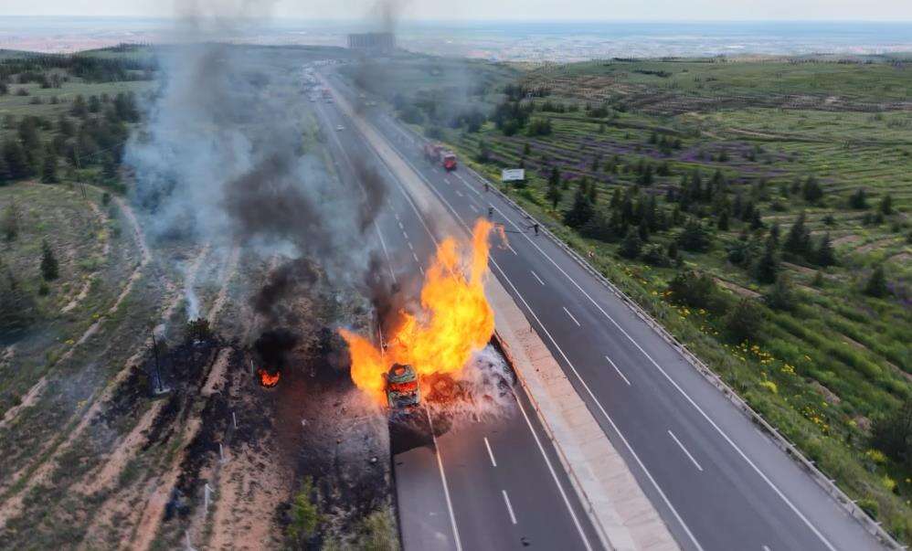 Aksaray’da doğalgaz yüklü TIR bomba gibi patladı! Korku dolu anlar kamerada 16